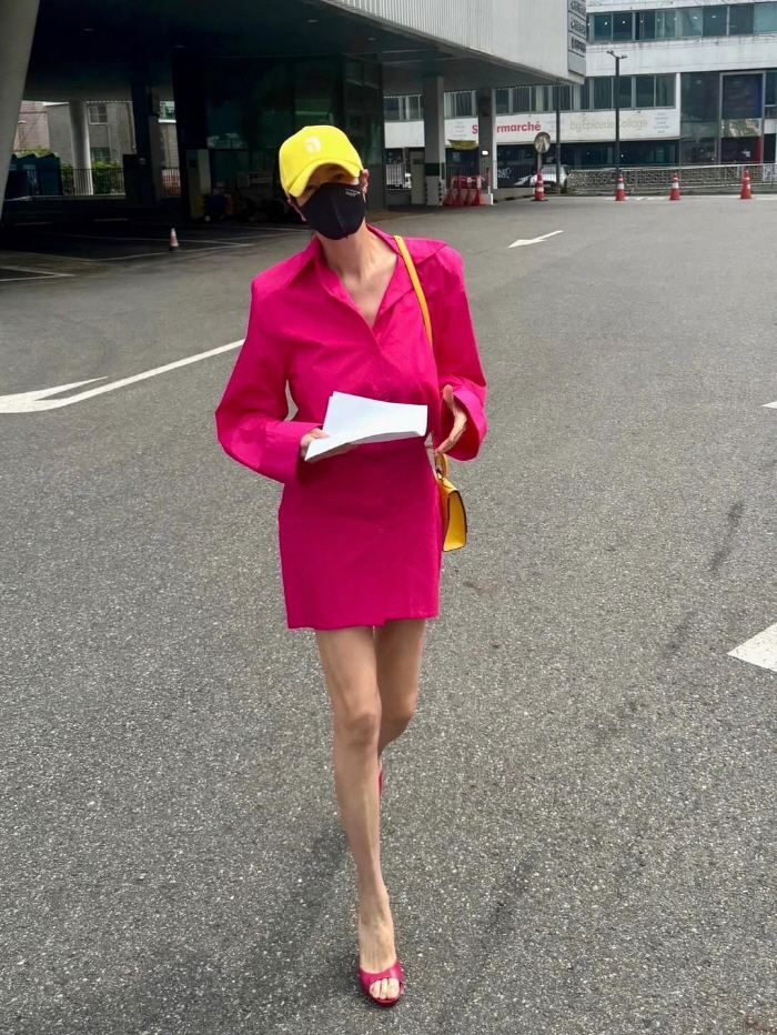 김혜수, 50대에 '핫핑크' 소화력...과감 깔맞춤 패션+늘씬 각선미까지
