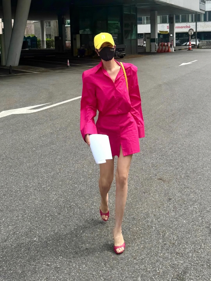 김혜수, 50대에 '핫핑크' 소화력...과감 깔맞춤 패션+늘씬 각선미까지