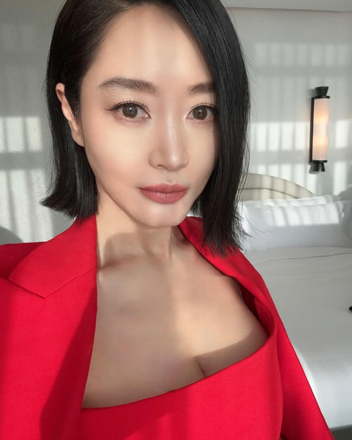 김혜수, 50대에 '핫핑크' 소화력...과감 깔맞춤 패션+늘씬 각선미까지