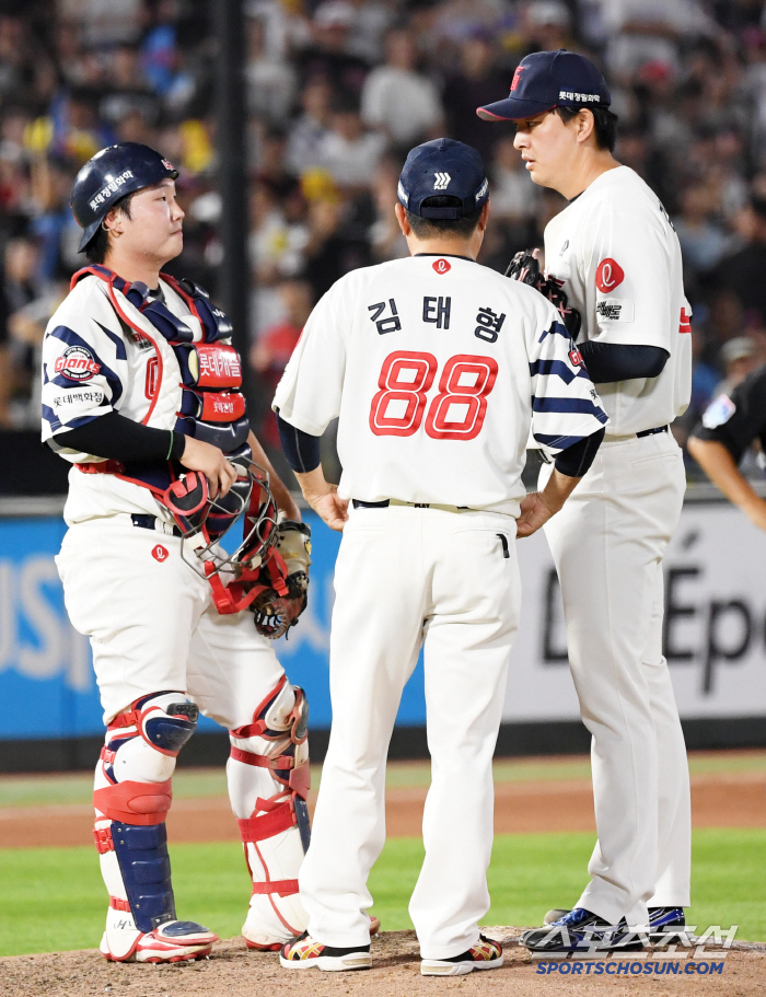 "소리 빽 지르더라, 시끄럽다 이거지"…김태형 감독, 왜 김원중 돌발 행…