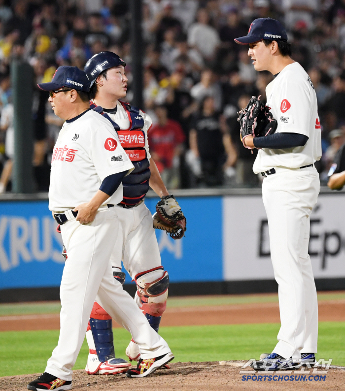 "소리 빽 지르더라, 시끄럽다 이거지"…김태형 감독, 왜 김원중 돌발 행…