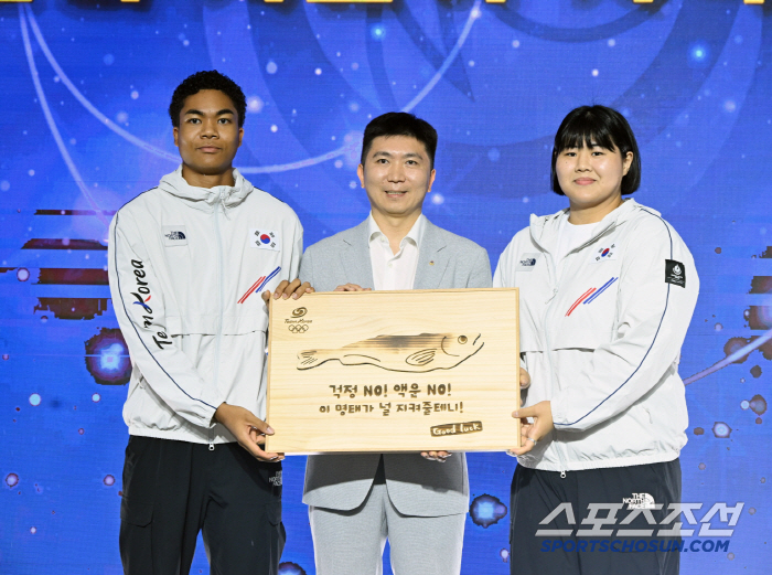 '이 명태가 널 지켜줄테니!" 'MZ 아는'유승민 회장,U대회 결단식 대…