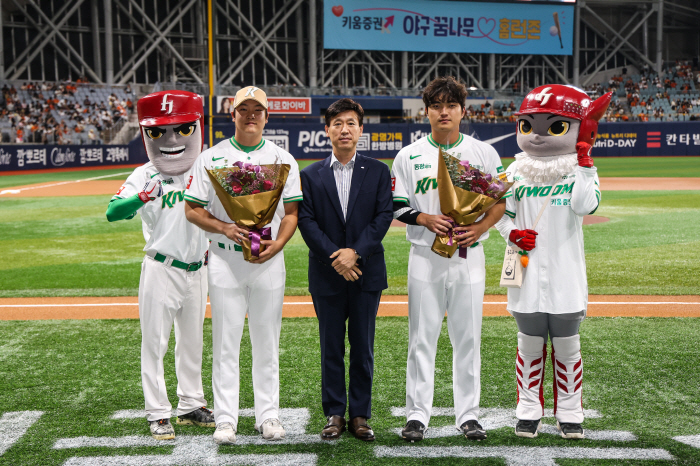 키움, 'The LIV 6월 MVP' 시상…알칸타라X송성문 영광