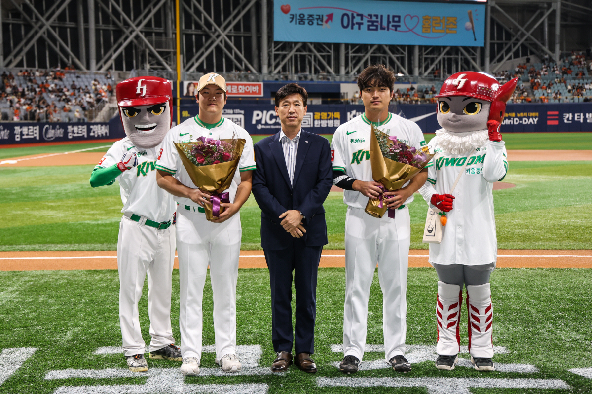키움, 'The LIV 6월 MVP' 시상…알칸타라X송성문 영광