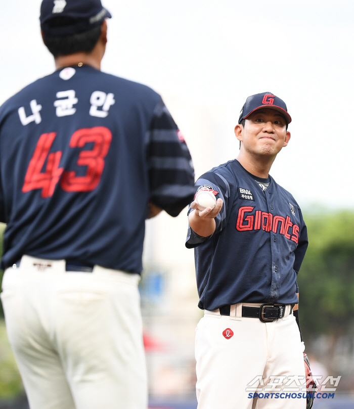 [포토] 김민성 '고종욱 잡았어'