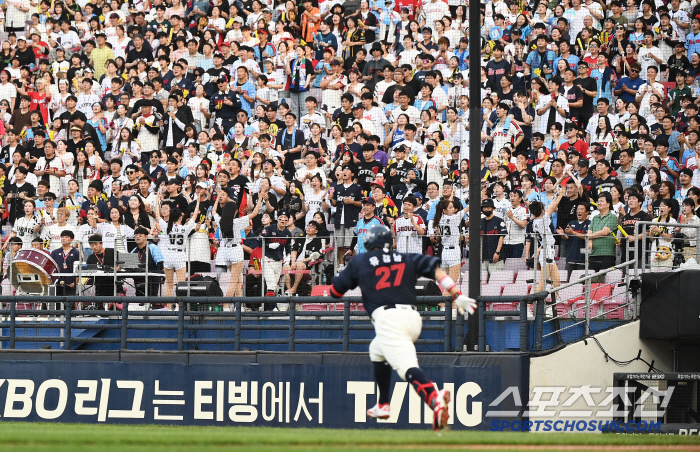 [포토] 챔필 1루 점령한 롯데 팬들