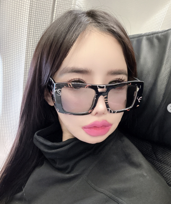 박봄, 어떻게 얼굴 1/3이 입술..."인천공항 비행기 안에서" 강렬한 …