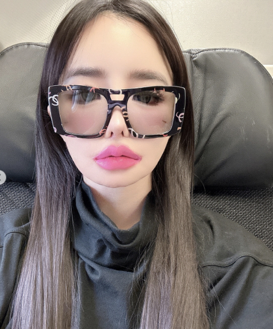 박봄, 어떻게 얼굴 1/3이 입술..."인천공항 비행기 안에서" 강렬한 …