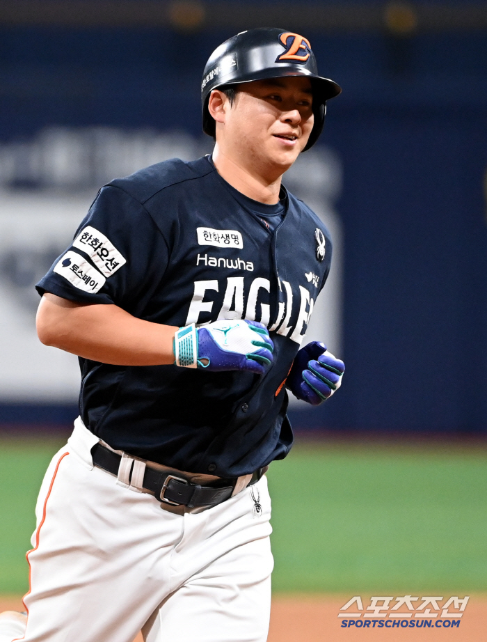 [포토] 역전포 노시환, 참았던 웃음이 절로