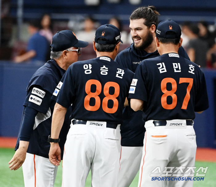 [포토] 김경문 감독, 폰세가 멋진 투구를 해줬어