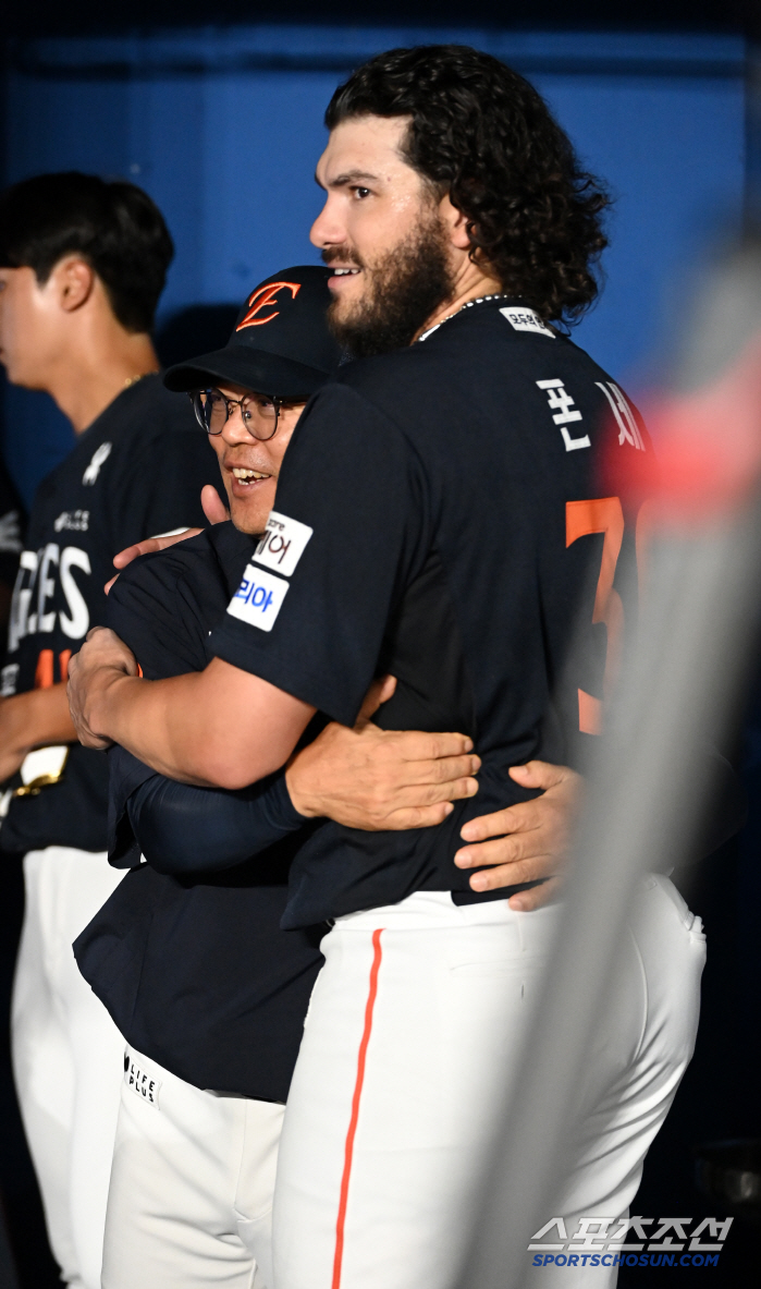 '달달하네' 폰세 바라보는 양상문 코치의 애정 가득 눈빛, 꿀밤 선사하는…