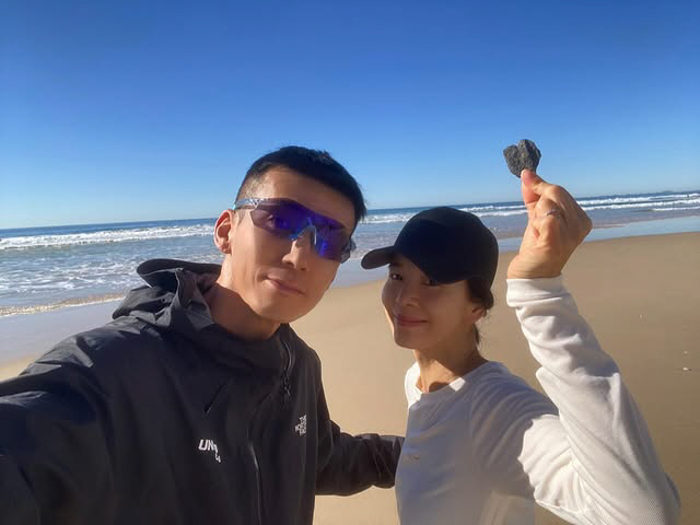 '호주로 떠난' 션♥정혜영, 21년 만에 또 찾은 하트 돌멩이 "오늘 더…