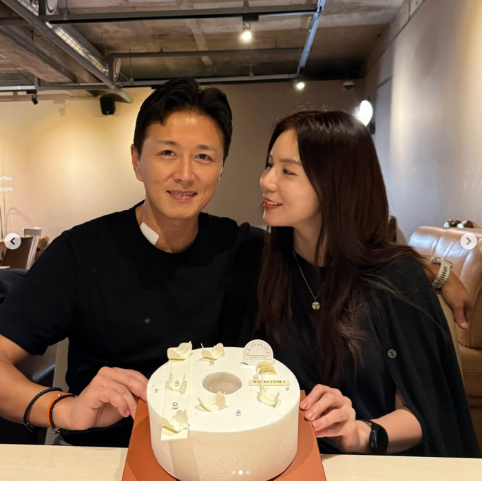 '세 딸 입양' 진태현, 피 안섞인 새가족과 퇴원파티 "비싼 케이크 사줘…