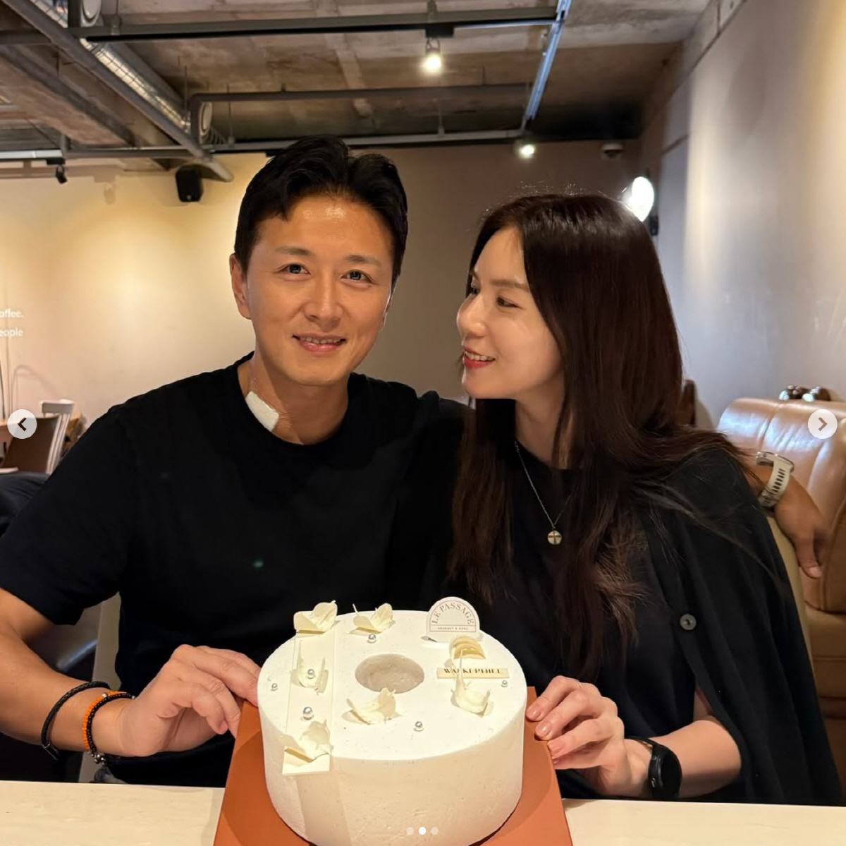 '세 딸 입양' 진태현, 피 안섞인 새가족과 퇴원파티 "비싼 케이크 사줘…