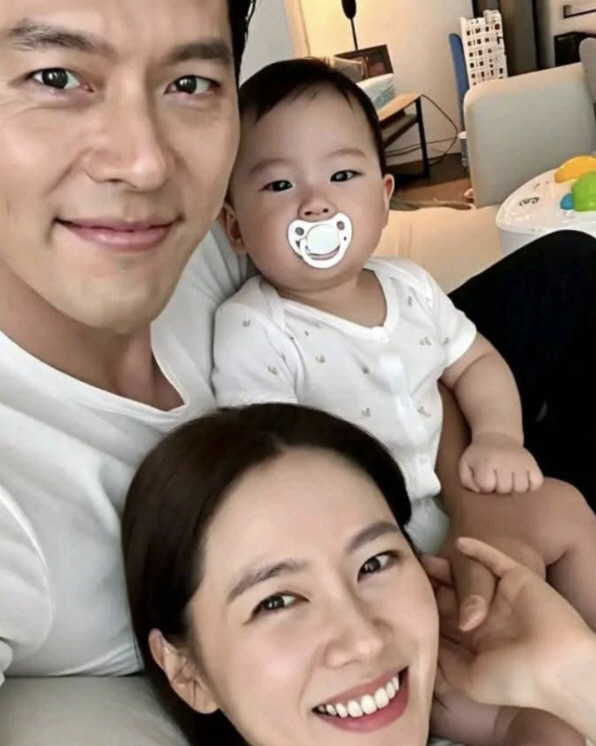 손예진♥현빈♥아들 가족사진 공개한 팬, 정체는 AI? “손 어색·팔 사라…
