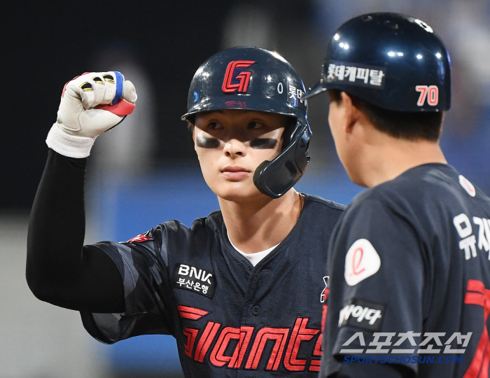 "사실 오늘 올리려다가" 롯데 마성의 3할 타자, 2개월 만에 컴백…윤동…
