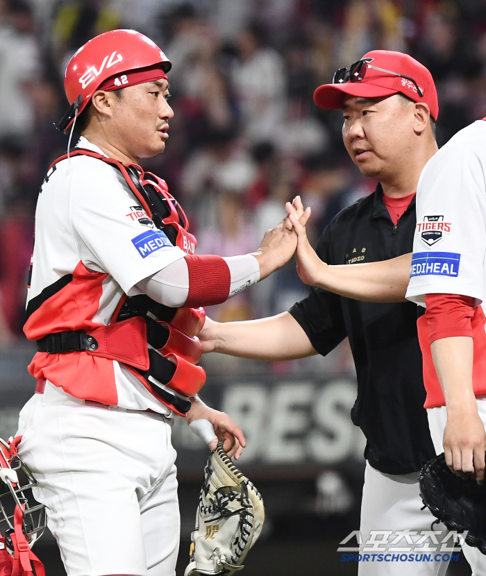 손가락 부여잡았던 선수 맞나, KIA 이러니 잘 나간다…"다 통증 안고 …