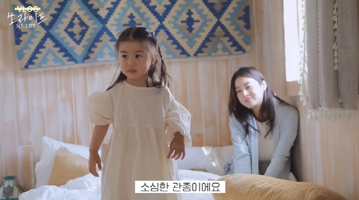강소라 4살 딸, 168cm 母 닮아 '길쭉'...'꾸꾸꾸' 패션 '타고…
