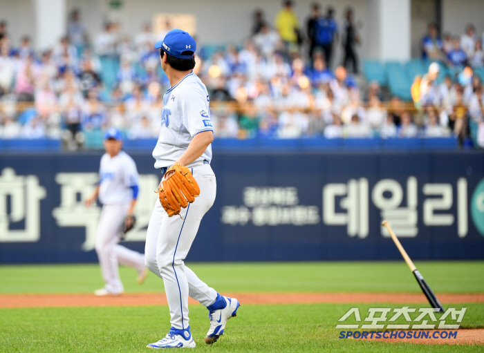 [포토] 날아든 박동원 배트에 깜짝 놀란 양창섭