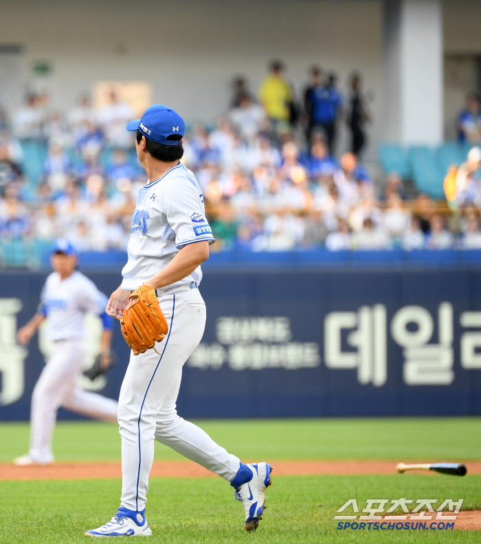 [포토] 날아든 박동원 배트에 깜짝 놀란 양창섭