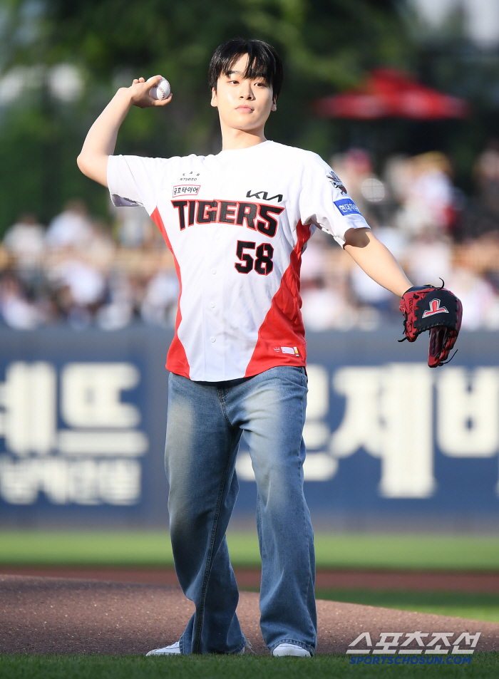 [포토] '미스터트롯3' 김수호, KIA 홈경기 시구