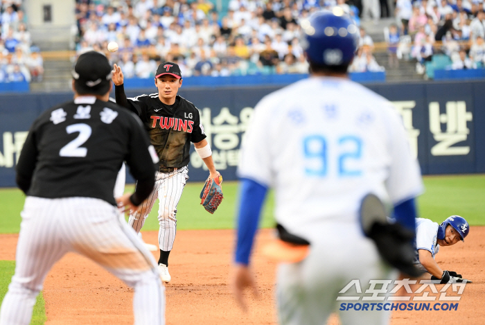 [포토] 신민재 '김지찬 태그 후 1루 송구'
