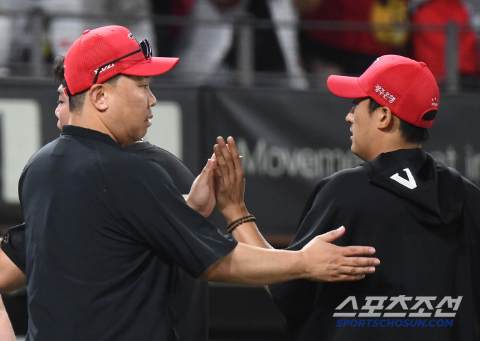 [포토] 김도현 맞이하는 이범호 감독
