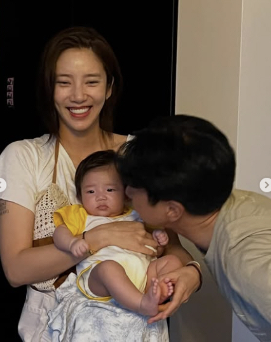 '생후 3개월' 손담비 딸, '아빠 이규혁 붕어빵'이네...유전자의 신비 