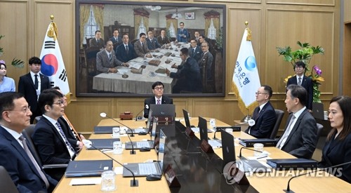 전문가들 "10일 기준금리 못낮춰…집값·가계대출 부채질 우려"