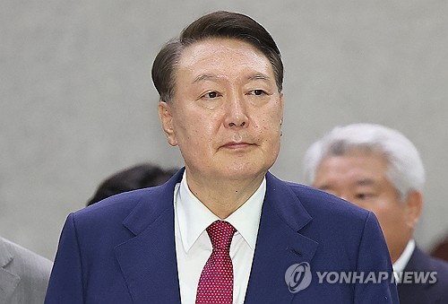 尹, 14시간 반 특검 2차조사 마치고 귀가…조서열람만 5시간