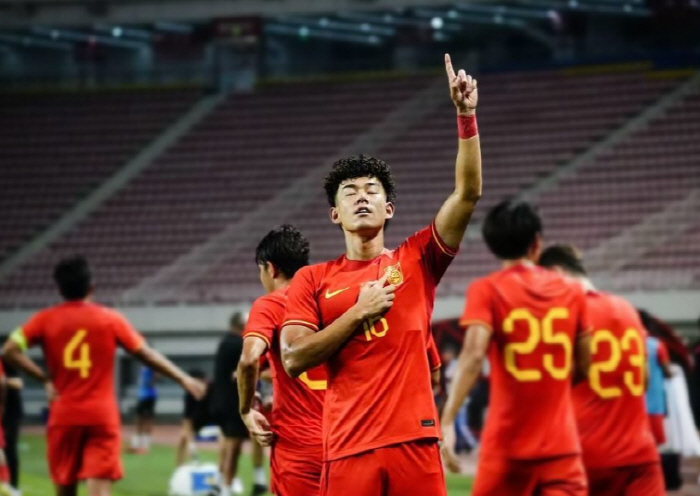 '한국전 해트트릭' 대륙 열광시킨 中 원조 초신성, 왜 저니맨으로 전락했…