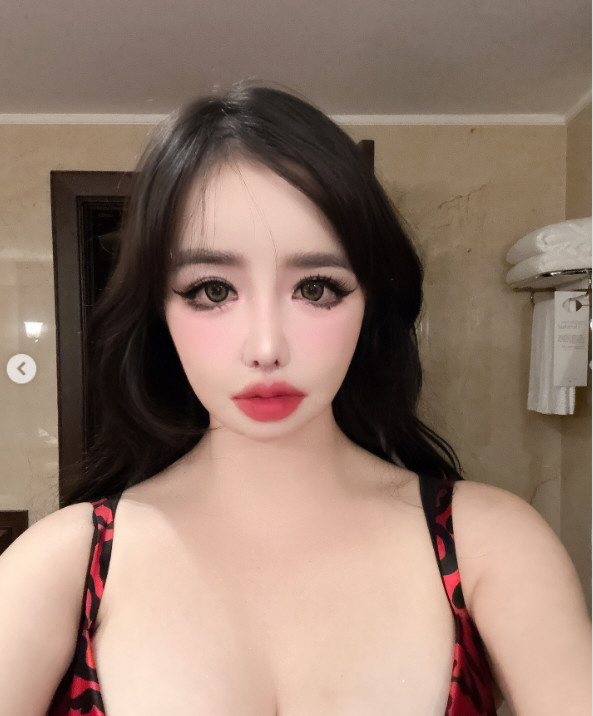 [SCin스타] 박봄, 상반신 노출 오해 할 아찔한 셀카 각도..얼굴 보…