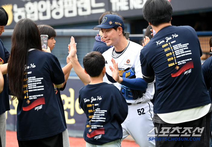 [포토] 선발출장 김재호, 팬들과 하이파이브 나누며