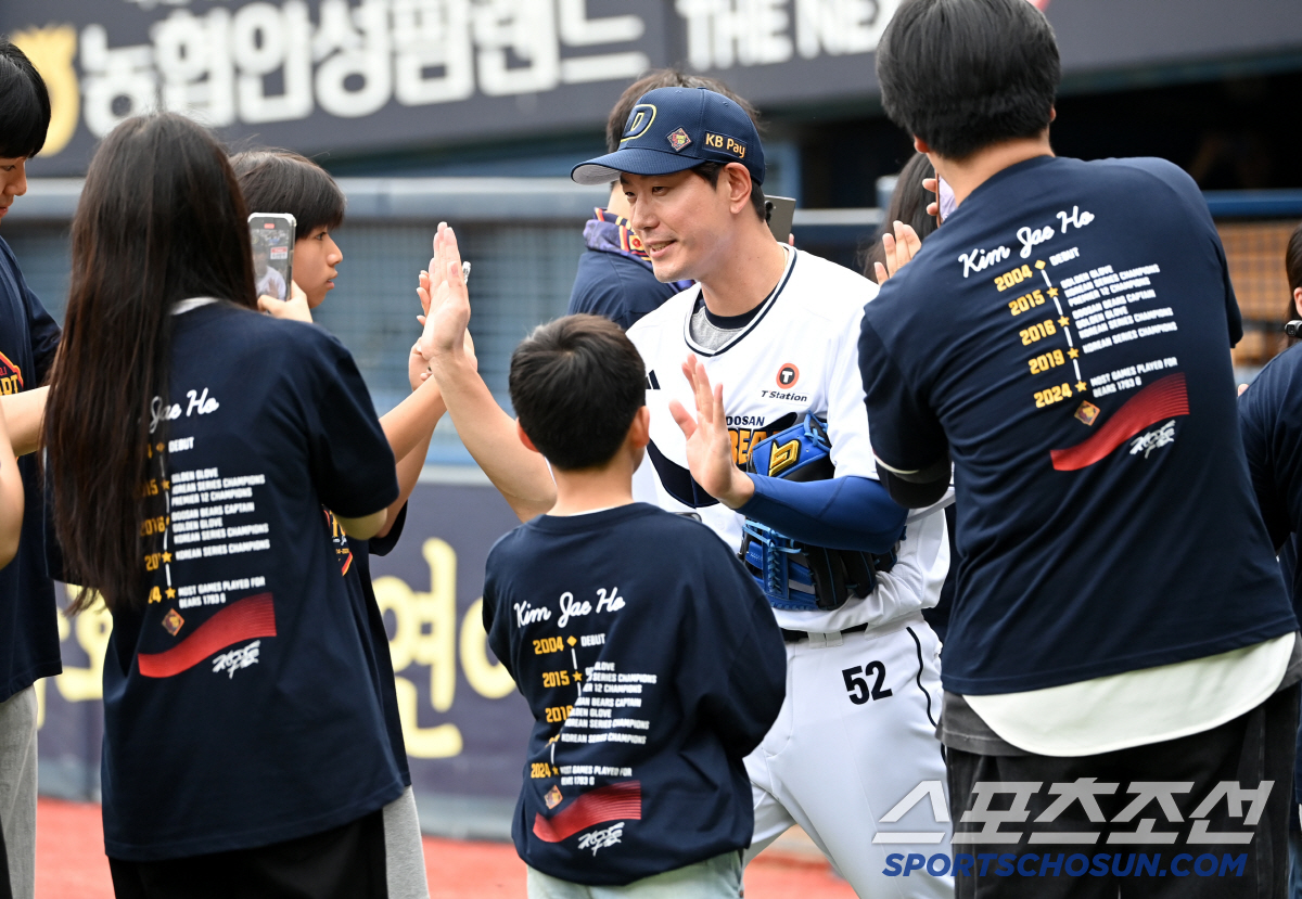 [포토] 선발출장 김재호, 팬들과 하이파이브 나누며
