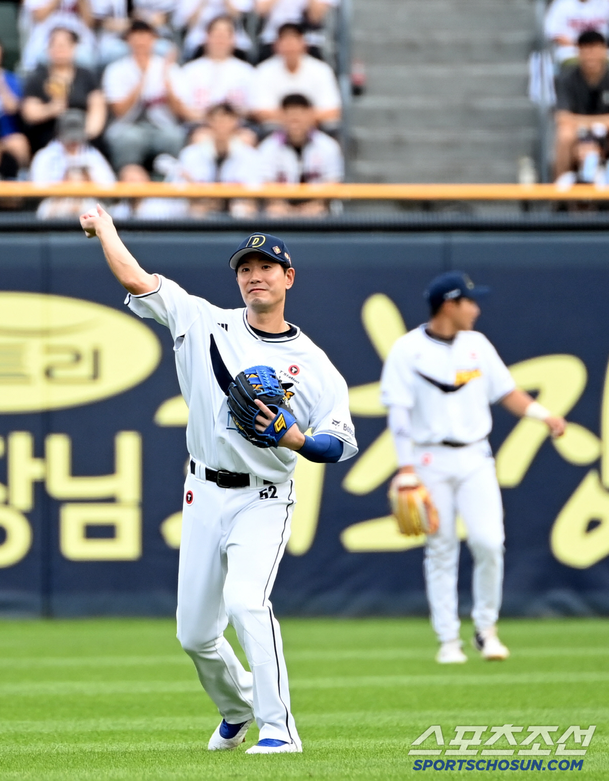 [포토] 수비 나선 김재호, 어색함이 전혀 없네