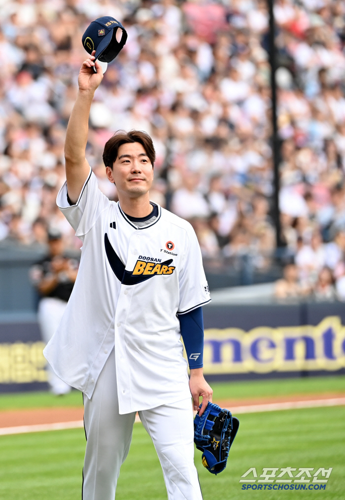 '베어스 52번은 이제 너야' 김재호, 후배에게 유니폼 물려주며 뭉클한 …