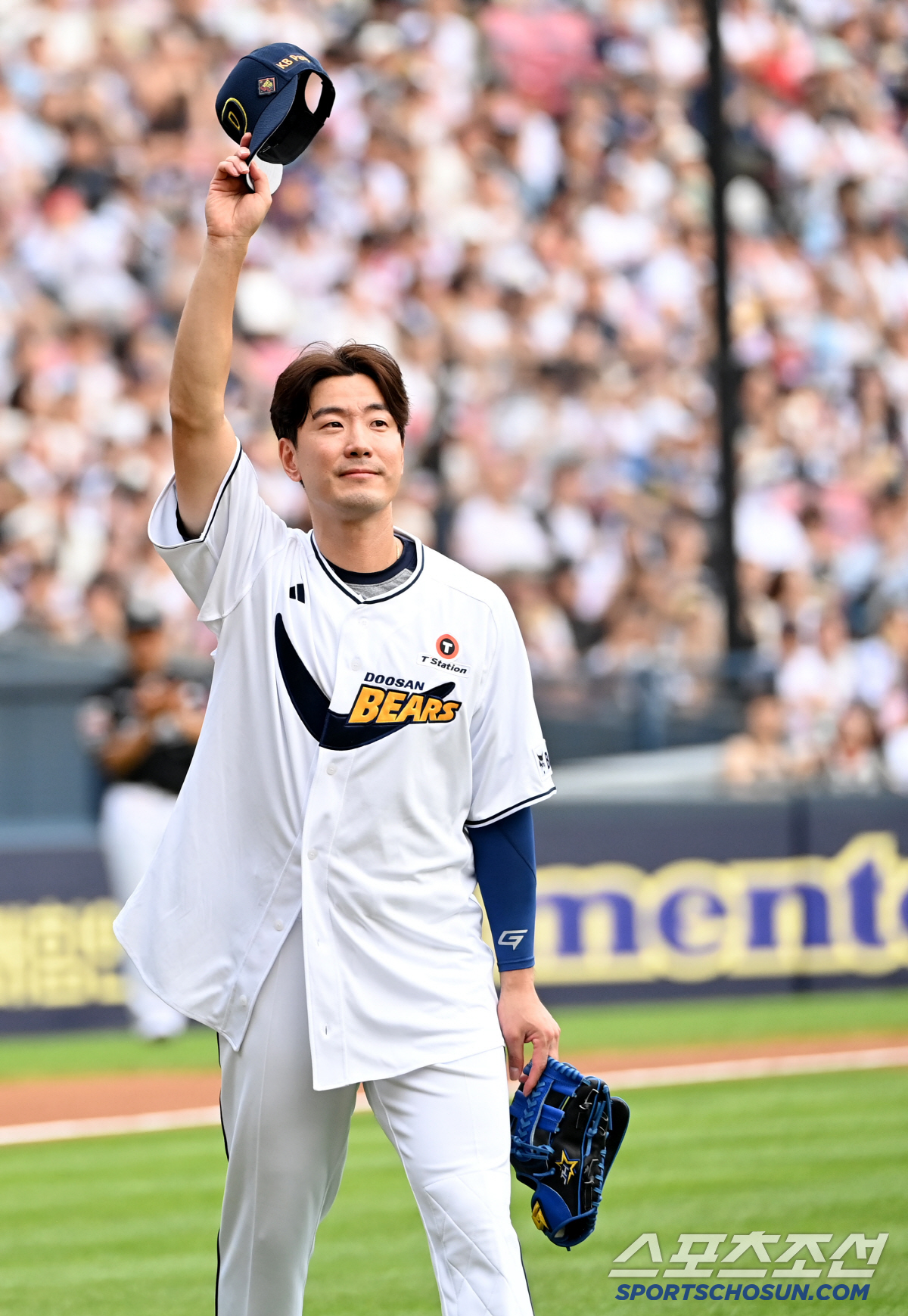 '베어스 52번은 이제 너야' 김재호, 후배에게 유니폼 물려주며 뭉클한 …