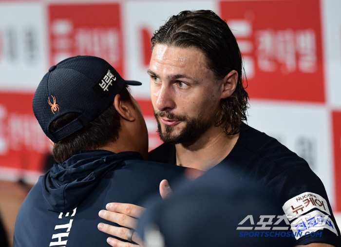 "정말 특별한 순간" 와이스도 10승 고지 밟았다…한화 역대 '최초 외인…