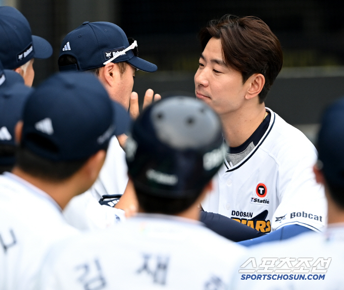 [포토] 김재호, 조성환 감독대행과 포옹