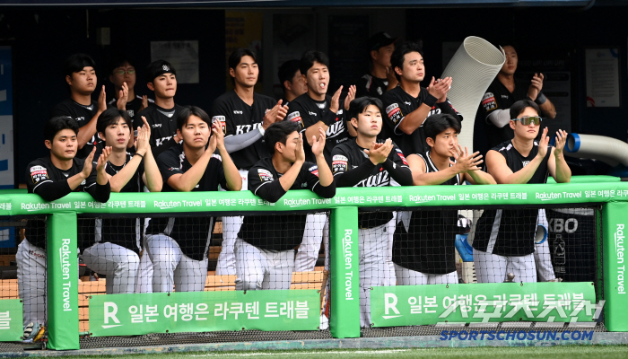 두산은 왜 굳이 1회초 중간에 '김재호 교체' 퍼포먼스를 했을까?