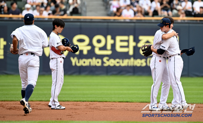 두산은 왜 굳이 1회초 중간에 '김재호 교체' 퍼포먼스를 했을까?
