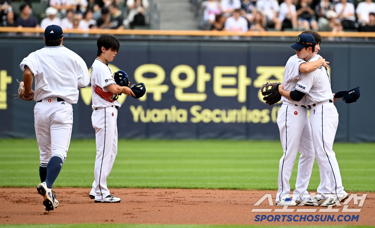 두산은 왜 굳이 1회초 중간에 '김재호 교체' 퍼포먼스를 했을까?