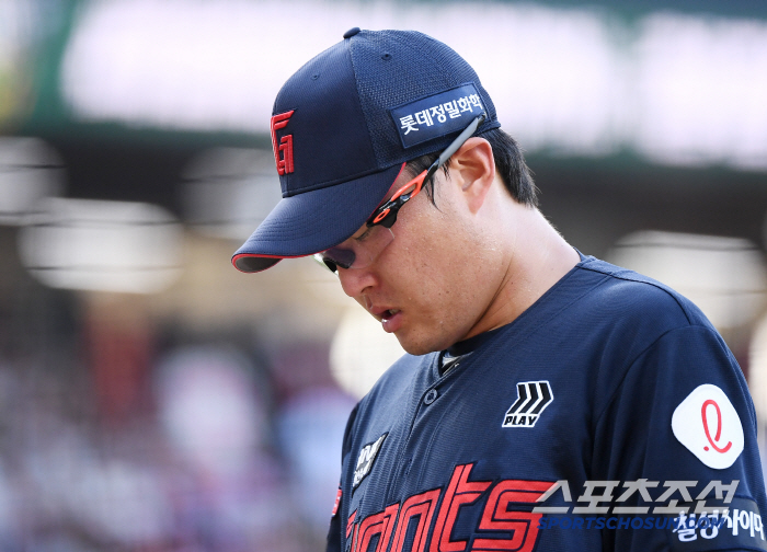 '8실점 난타' 고개 떨군 안경에이스 → '전체 꼴찌' 인생 최악의 시간…비상 걸린 롯데, 사령탑은 감쌌다 "전반기 9승이잖아" [광주포커스]