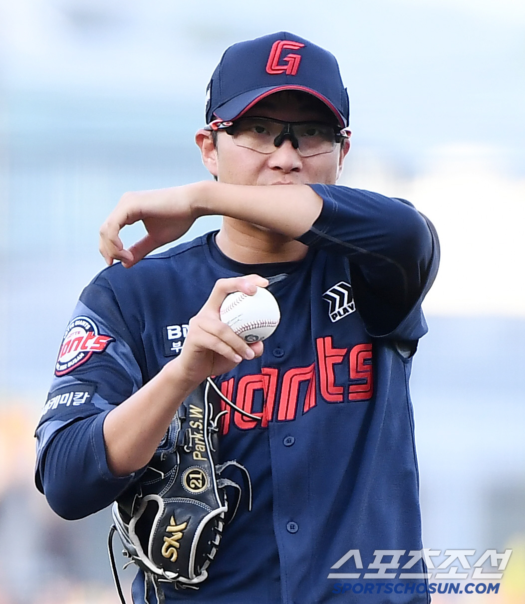 '8실점 난타' 고개 떨군 안경에이스 → '전체 꼴찌' 인생 최악의 시간…