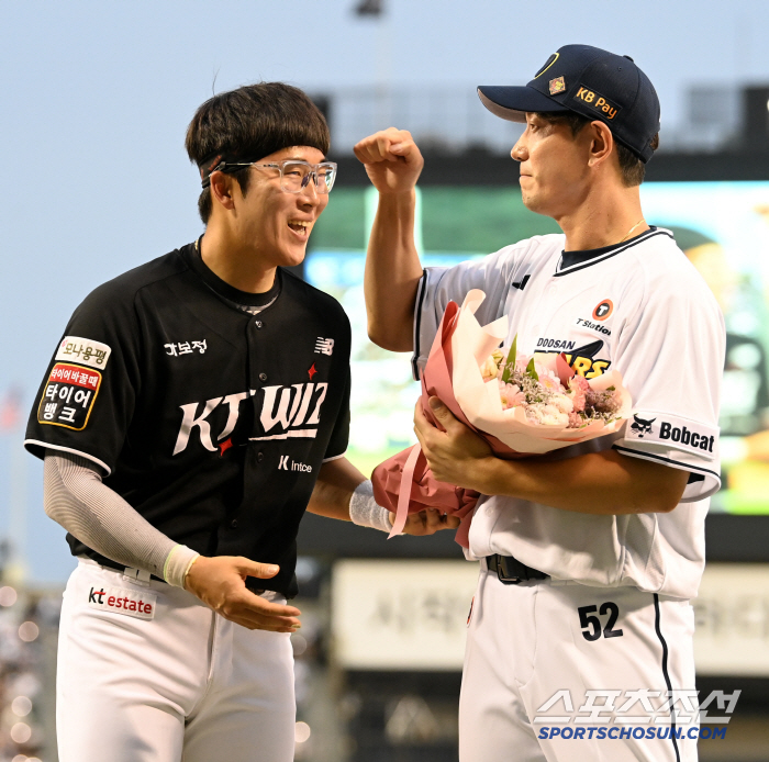 감동적인 퇴장: 허경민, 김재호 선수에게 특별한 축하 꽃다발 전달!