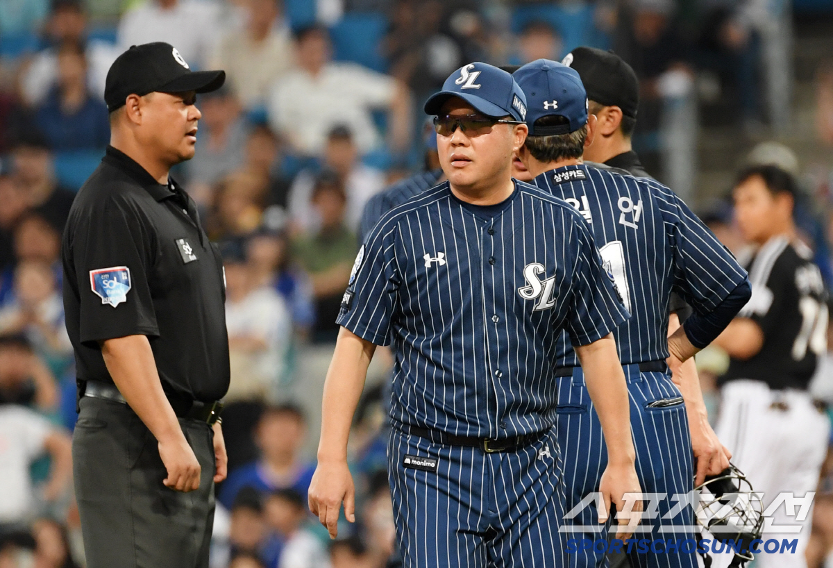 [포토] 수비 방해 어필하는 삼성 박진만 감독