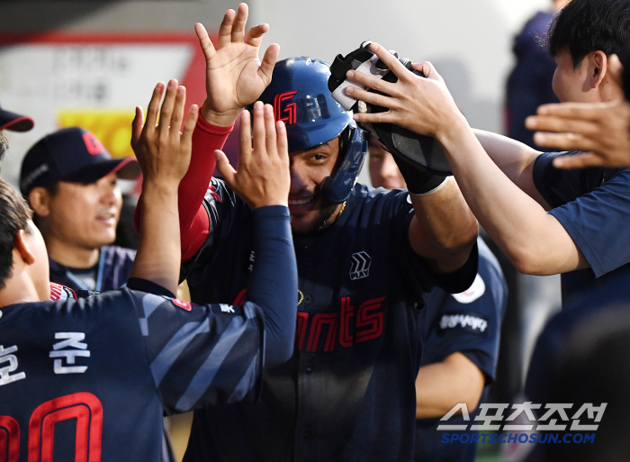 [포토] 환영받는 레이예스