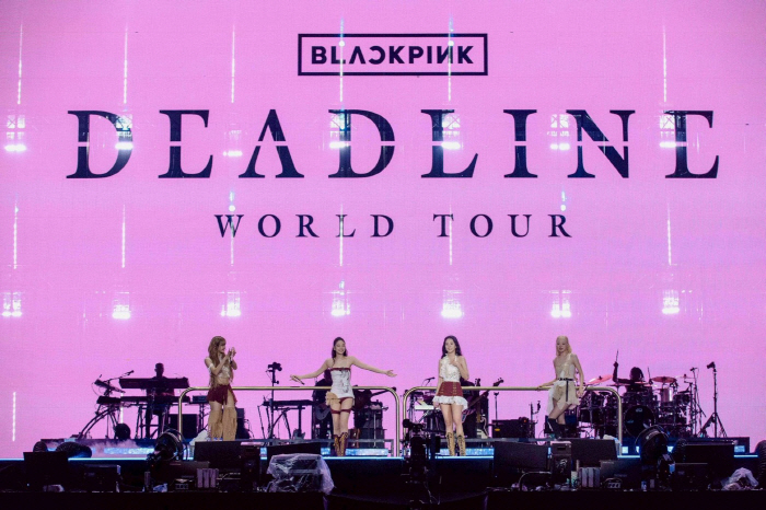 블랙핑크 "'셧다운' 의상 입은 팬, 이 더위에 대단하시다"