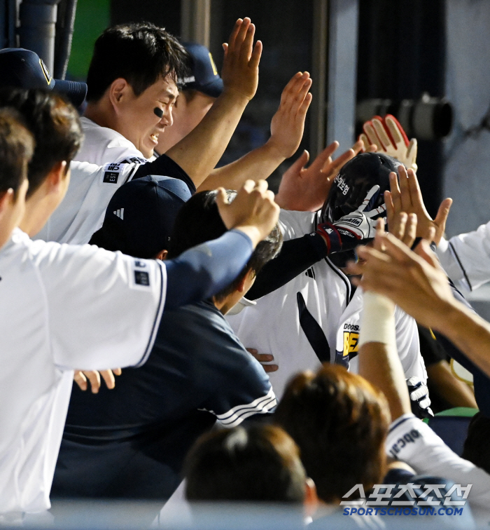 [포토] 양의지의 격한 환영, 김재환 홈런을 기다렸다