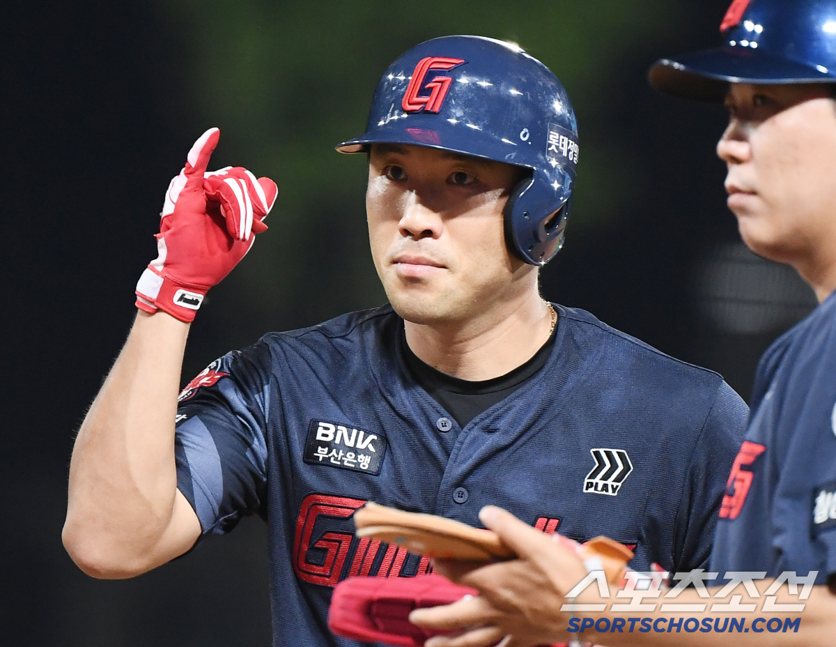 롯데 2위 탈환! 유강남 결승타 → 박찬형 쐐기타…'습도 90%' 광주 …
